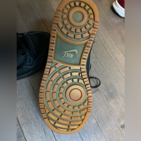 Men’s Black Nike Sneakers - Picture 3 of 3